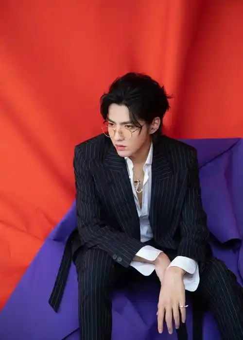 2018年的夏天,吴亦凡在私人会所和朋友聚会,同时还邀请了两位正值妙龄