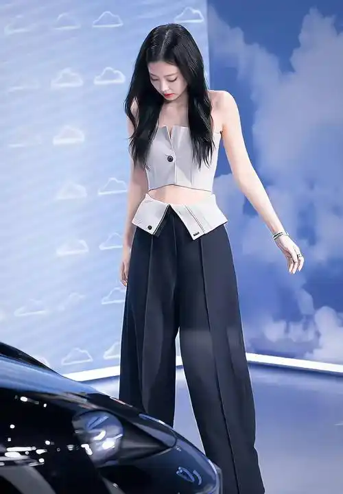 jennie金智妮一字肩抹胸性感小野猫造型_黑色_高跟鞋_脸颊