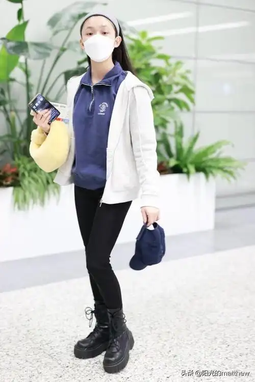 林允素颜现身机场运动发带搭卫衣妥妥的早春穿搭教科书