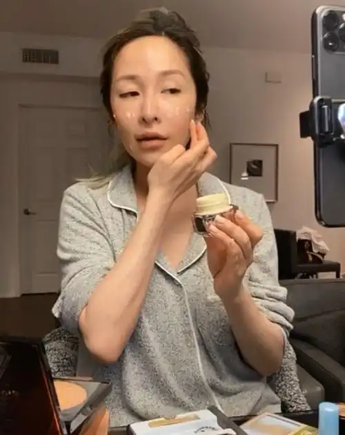 萧亚轩素颜现身直播间,坦然承认整容不说,还跟24岁男友撒狗粮