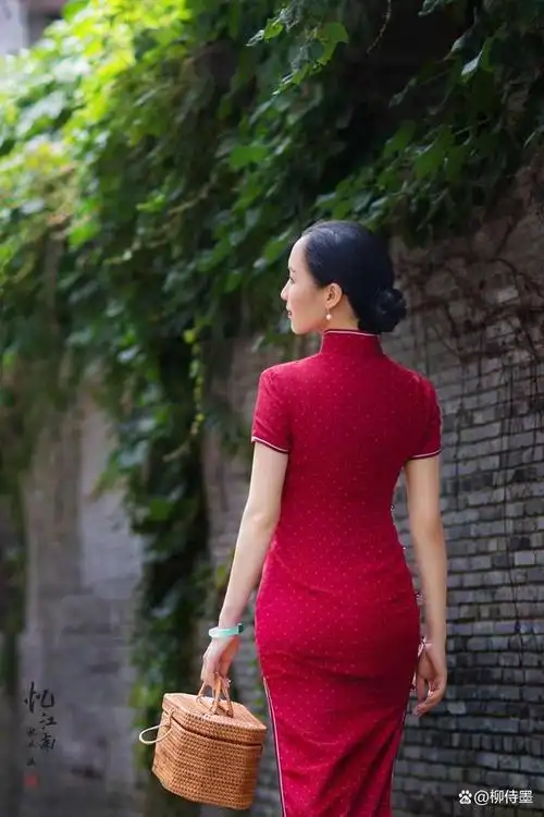 旗袍摄影怎么摆姿势?2句拍照口诀,端庄优雅很上镜