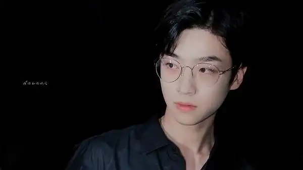 组里有张嘉元的妈咪吗求元元戴眼镜的图