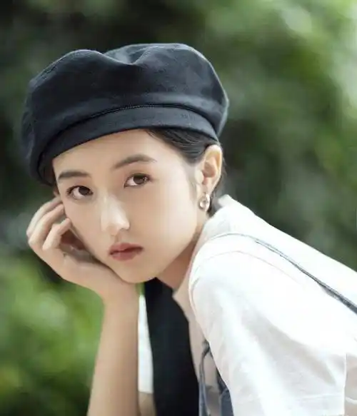 张子枫与大学同学合照,一头短发出镜笑容甜美,每张都是c位_照片_变化