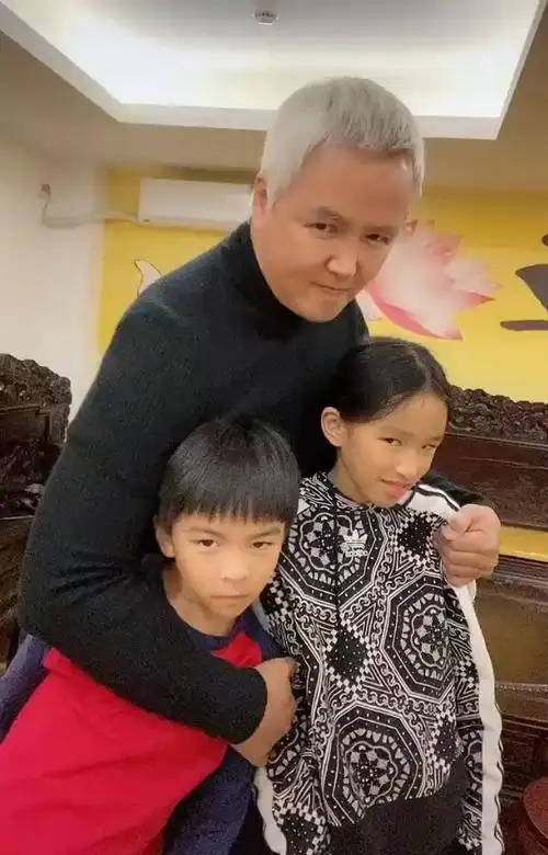 近日,张庭林瑞阳夫妇带着两个孩子出镜录搞怪视频,满头白发的林瑞阳抱