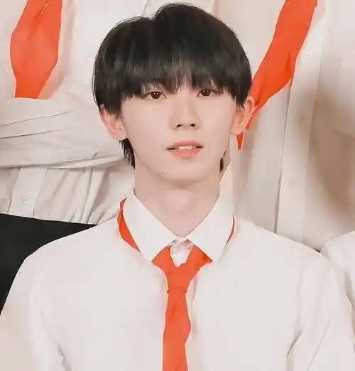 马嘉祺上课照来袭,穿校服坐最后一排,眼神带着一丝落寞_照片_质疑_全