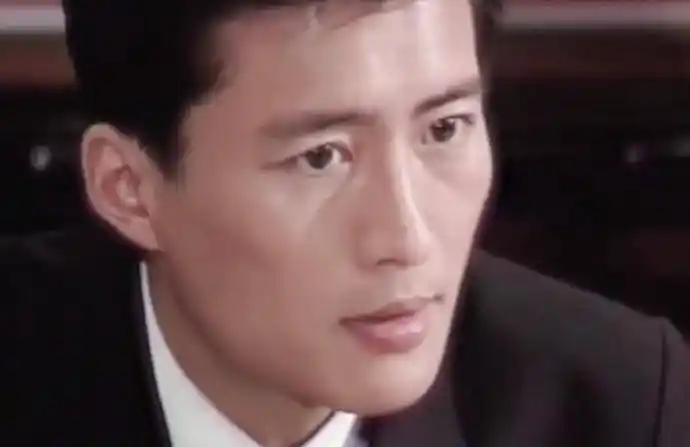 上戏毕业的高曙光,年轻时俊朗不凡,外形相当吸睛,出道没多久后,他便有