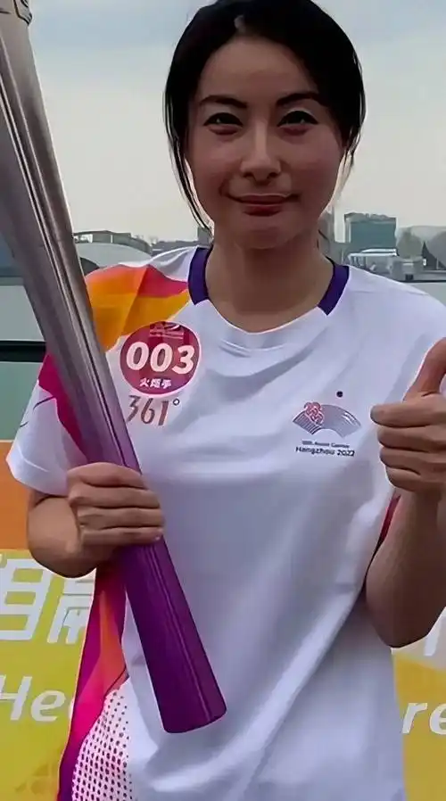 42岁的郭晶晶现身亚运会,太厉害了,成为火炬手!