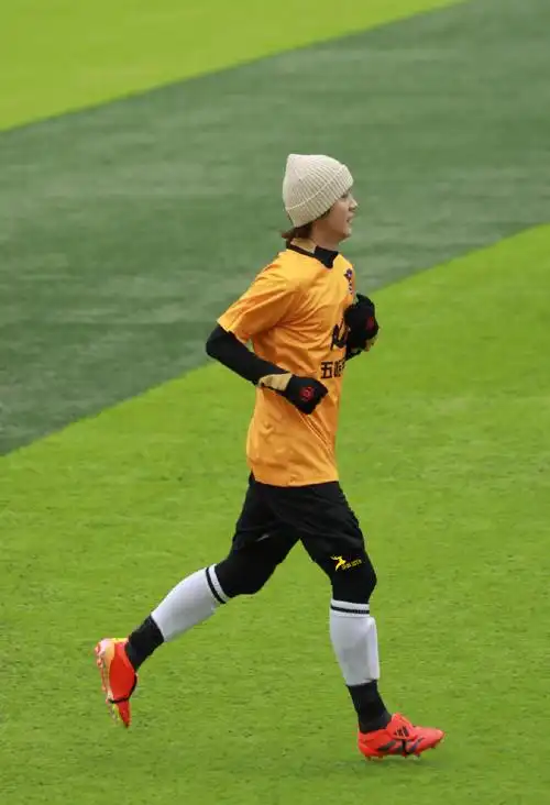 鹿晗超话#鹿晗哈哈哈哈哈##鹿晗贵州村超路透#戴帽子的足球小将@m鹿m