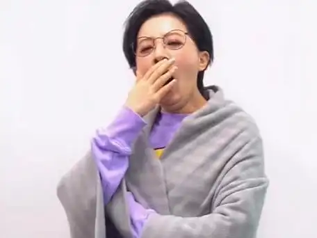 40岁金铭短发戴眼镜造型显老被嘲像阿姨至今未婚遭粉丝催婚