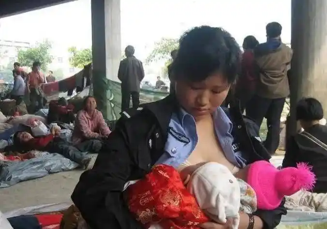 汶川地震救援期间,为9名婴儿哺乳的"警察妈妈",后来怎样了?