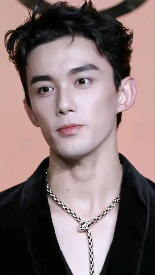 吴磊最新霸气照片