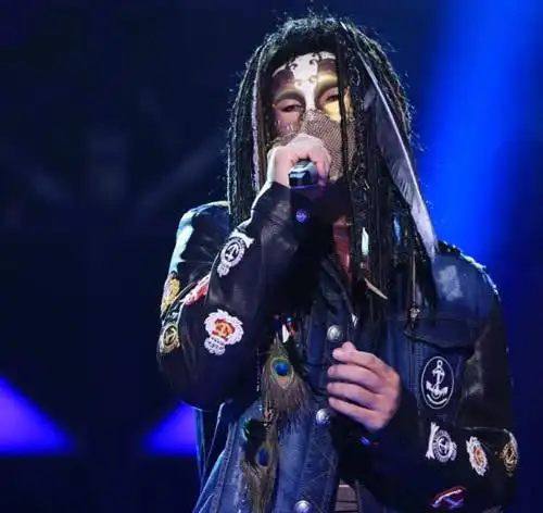 《蒙面唱将》首现"天王级别"人物,摘下面具的那一刻,圆满了