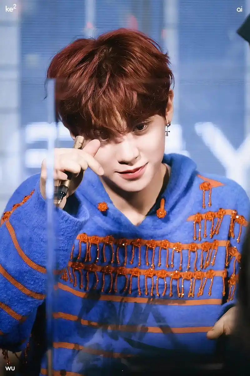 叮咚黄明昊签售会造型饭拍图掉落各种比心手势又奶又甜