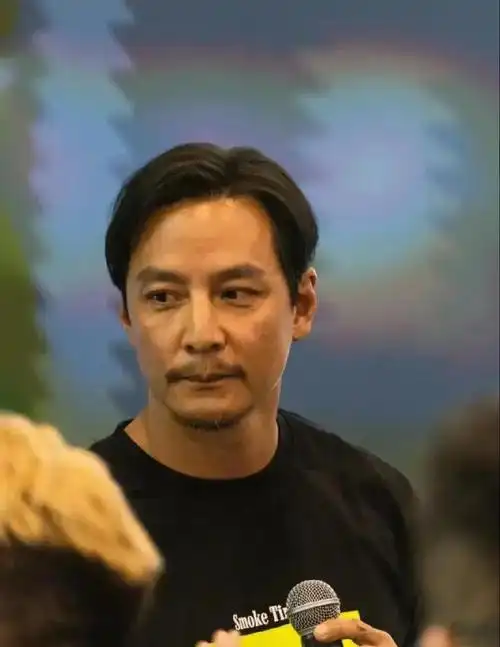 吴彦祖最新状态胡子该刮了