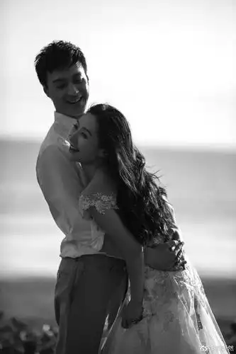 "安陵容"陶昕然庆结婚纪念日 老公何建泽送玫瑰