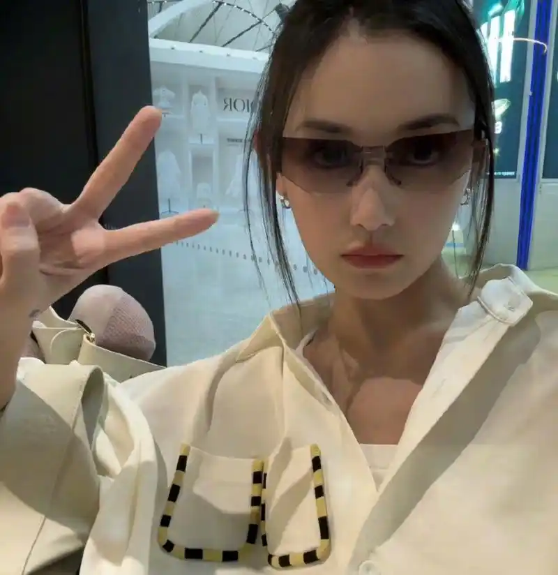 蒋依依戴着墨镜搞怪自拍,手上贴了纹身贴有点酷,她现在风格特别活泼有