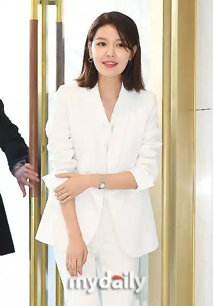 韩国女艺人秀英一身白西装亮相,身材高挑气质知性