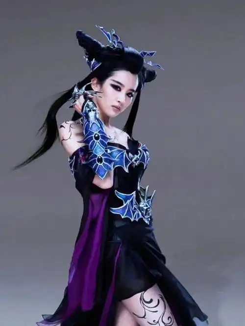 刘亦菲拍游戏代言大片, 大腿纹身霸气十足, 穿抹胸短裙尽显女人味