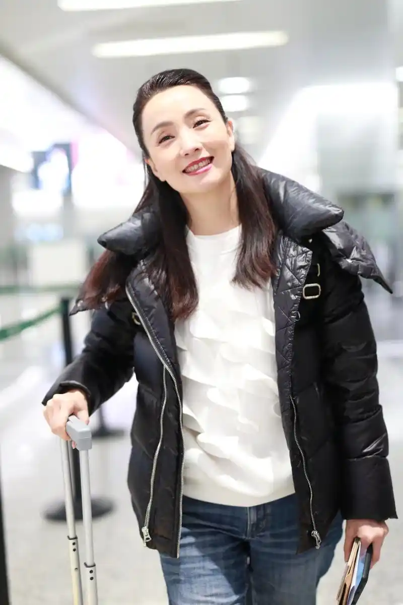 48岁陶虹现身机场自推行李 歪头卖萌俏皮看不出年龄