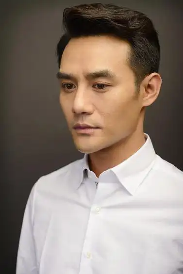 《他来了请闭眼》王凯定妆照 白衬衫干练十足