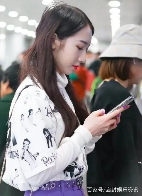 孟美岐又换美甲了,紫色的指甲靓丽十足,搭配紫色的裤子意外好看