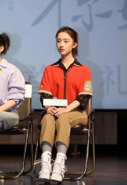 12岁就饰演王俊凯的前女友,今穿薄纱连衣裙,美得就像一幅画