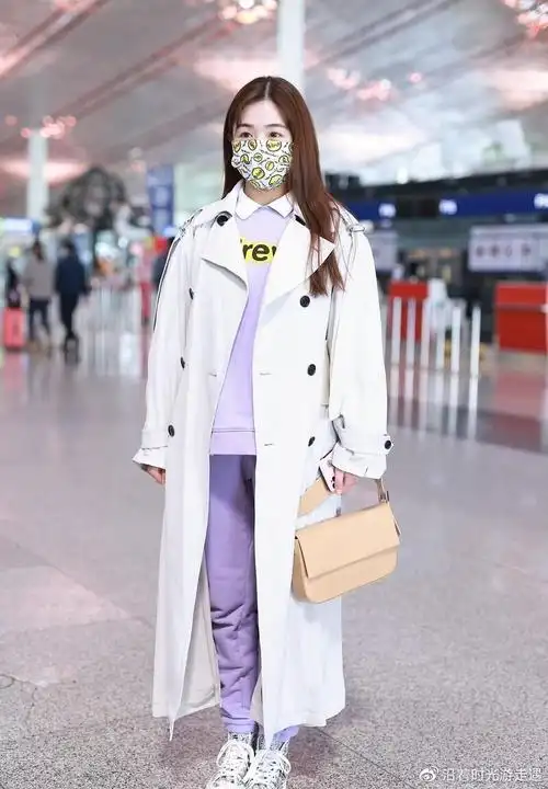 机场街拍:张含韵米白色风衣 紫色运动套装温柔女生