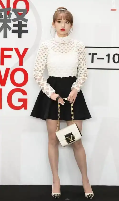 程潇够自信,图不p就放出来,这"腿型"太真实了|短裙|穿搭|乐器|高跟鞋