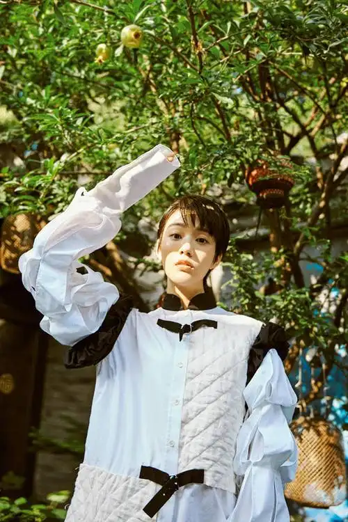 陈泇文曝光最新写真 幽静庭院中的初恋气息_手机搜狐网