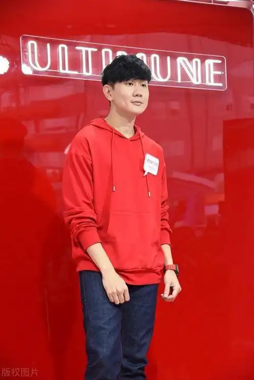 林俊杰直播力证头发茂密现身品牌活动搞怪活泼仿佛还是小鲜肉