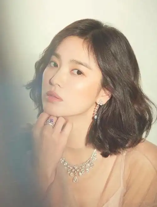 宋慧乔带火了"挂耳短发"发型,洋气减龄显脸小,很四五十岁女人|齐刘海