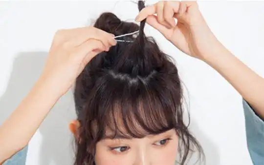 短卷发怎么扎好看图解,半扎头俏皮又甜美