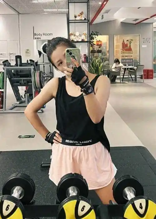 穿露肩裙大秀锁骨小脸,美得不像三娃妈_身材_显得_大腿