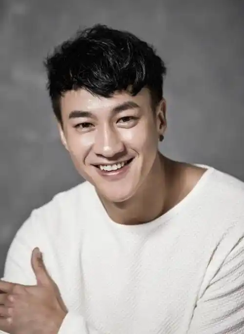 "霸总"何润东,出道28年,与孙俪意难平,41岁娶柜姐恩爱14年_父亲_女孩_