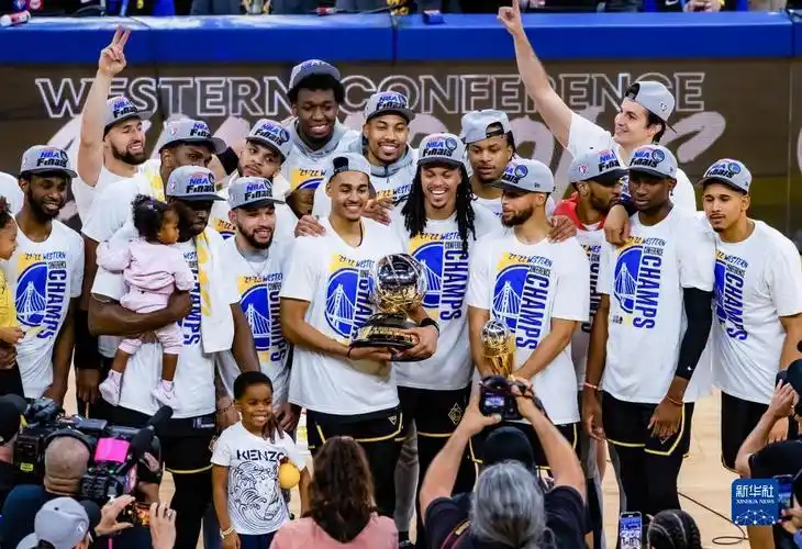 当日,在2021-2022赛季nba季后赛西部决赛第5场比赛中,金州勇士队主场