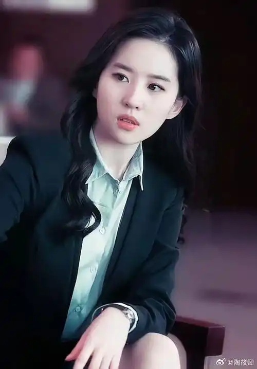 看看神仙姐姐刘亦菲炸裂的人生