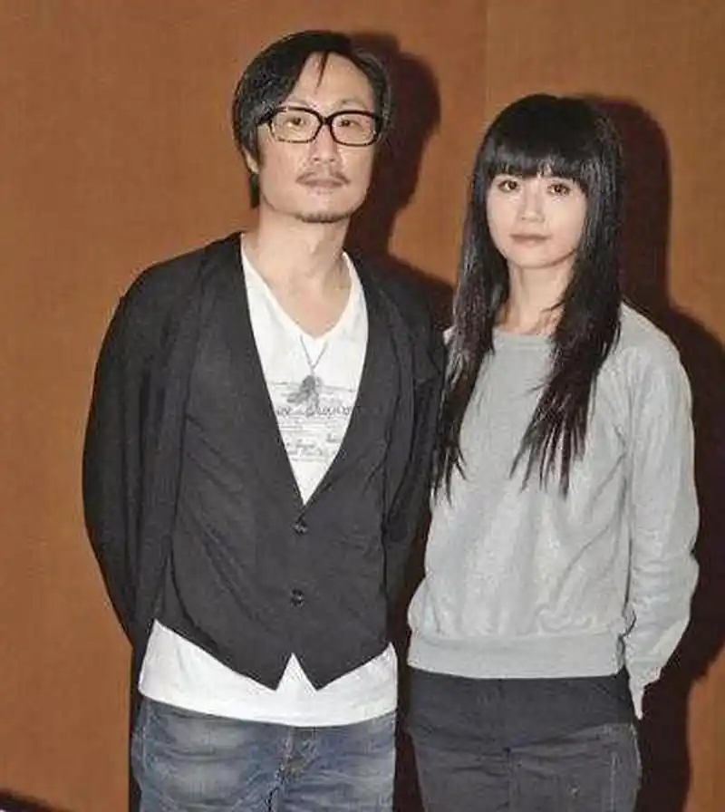 52岁的歌手郑中基,曾经与杨千嬅有过一段甜蜜的恋爱,又与蔡卓妍有过一