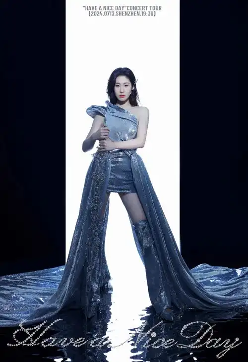 张碧晨超话96#张碧晨2024今儿个开心巡回演唱会#银色流光,璀璨而