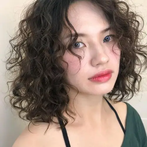 2018最流行的羊毛卷发型不用打理也好看