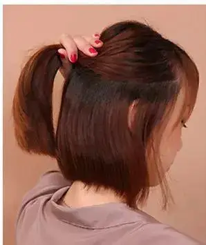 短直发半扎发型还是非常时髦好看的,从前面看,搭配斜刘海修颜又