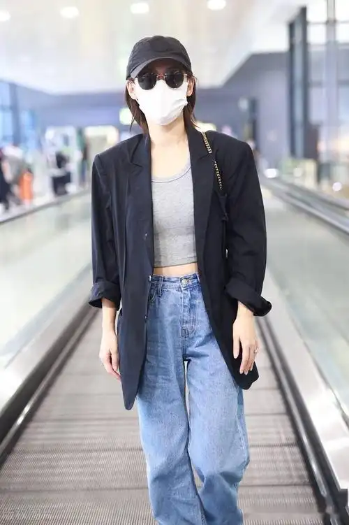 街拍:张嘉倪灰色背心 黑色西装 阔腿牛仔裤 毛绒拖鞋简约时尚