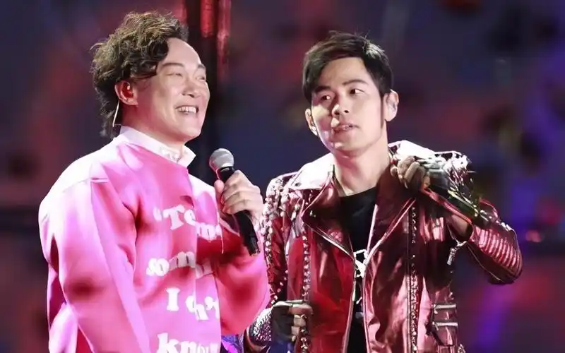 周杰伦陈奕迅合唱《简单爱》 两人互动有点皮