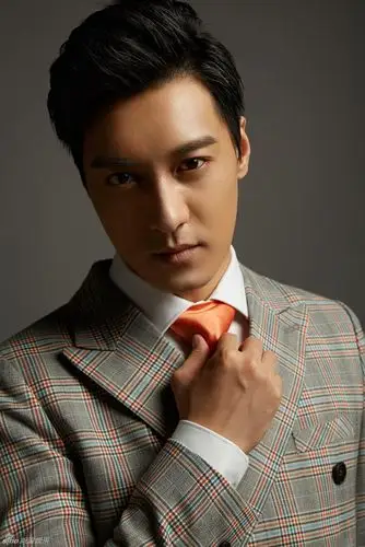 组图何建泽魅力写真轻熟男明暗光影显深情