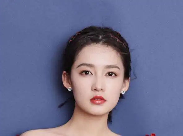 李沁的发型直发颜色(李沁方型脸搭配灵动眉型)(7)