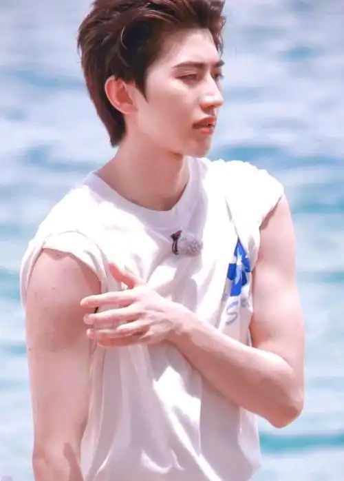 蔡徐坤何穗什么关系(蔡徐坤灰尘过敏)(8)