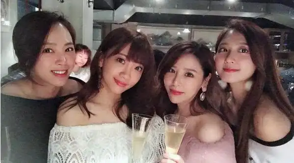 "黑涩会美眉"成员再聚首,集体换脸认不出,清一色网红模样