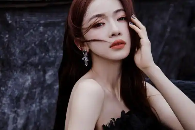 吴谨言说久违了大波浪#哇,吴谨言久违的大波浪卷发,简直美得让人移不