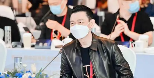 刘德华真抗老黑皮衣梳大背头颇有当年风范59岁了还是那么有型