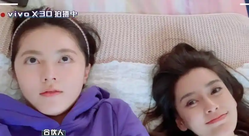 赵今麦baby"躺床上"直播!看清两人的颜值后,一时分不清谁才是孩子妈