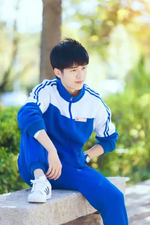 刘昊然校服照网络疯传 引追忆年少时光